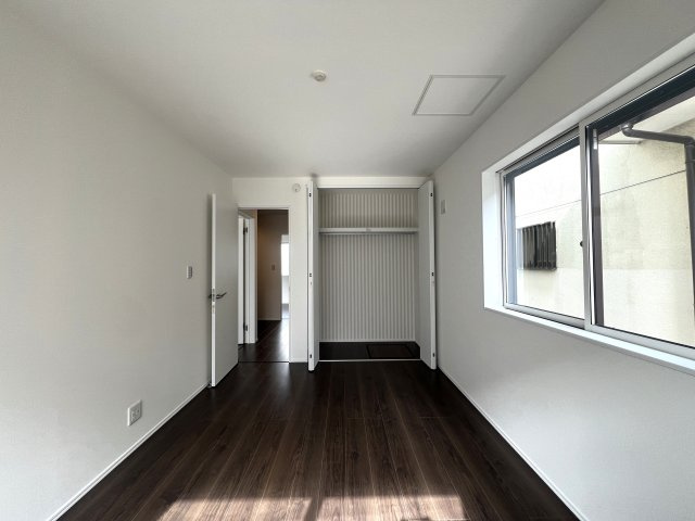 見て！クローゼットの中まで可愛いの、見えないところまで可愛い意識高めな【泉区下和泉２丁目新築戸建】の洋室|明るい洋室です
