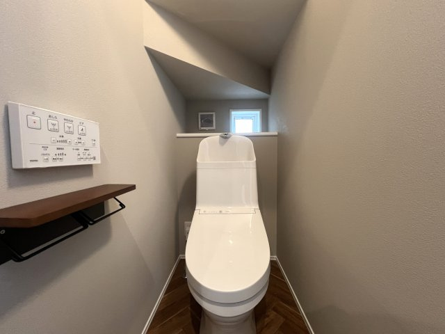 見て！クローゼットの中まで可愛いの、見えないところまで可愛い意識高めな【泉区下和泉２丁目新築戸建】のトイレ|トイレもきれいです