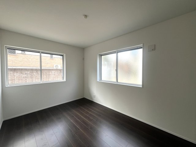 見て！クローゼットの中まで可愛いの、見えないところまで可愛い意識高めな【泉区下和泉２丁目新築戸建】の洋室|ゆったりした洋室です