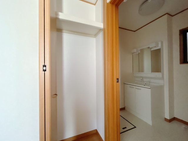 【中古戸建】本庄市東台5丁目の収納|■収納｜洗面室の横には収納をご用意しています♪大きな物もしっかり収納できますので安心です♪