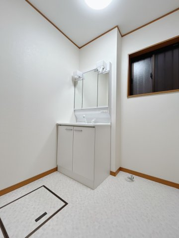 【中古戸建】本庄市東台5丁目の独立洗面台|■洗面室｜三面鏡の洗面台は鏡の裏が収納ポケットになっているので、ヘアケア用品や歯ブラシなどでごちゃつきがちな洗面台周りがスッキリ片付きます。　