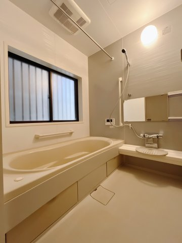 【中古戸建】本庄市東台5丁目の浴室|■浴室｜大人が足を伸ばしても入れる広々浴槽ですので、肩まで浸かって体全体をしっかり温められます。大きな窓がついておりますので、湿気で篭りがちなバスルームも換気することができます( ＾＾ )
