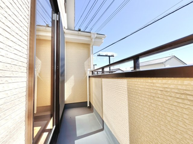 【中古戸建】本庄市東台5丁目のバルコニー|■バルコニー｜あたたかな陽のひかりを浴びることのできるバルコニー。お洗濯物やお布団を干せば、家族みんなが気持ちよく暮らすことができます(*^^*)
