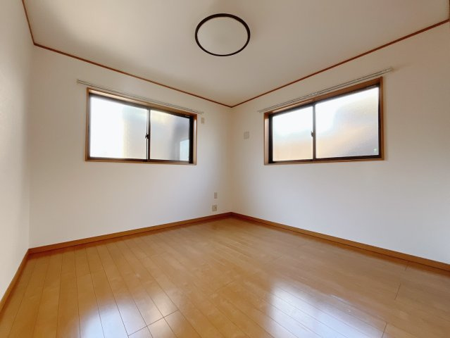 【中古戸建】本庄市東台5丁目の寝室|■主寝室｜広い寝室ならインテリアも自由自在にお楽しみいただけます♪お外から帰ってきた後は寝室でゆっくり自分の時間をお過ごしください。