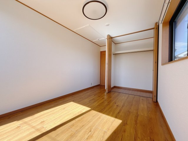 【中古戸建】本庄市東台5丁目の洋室|■2階洋室｜お子様の一人部屋にピッタリな洋室。木のぬくもりを感じるフローリングは、天然木の味わいが時とともに深みを増していきます。また、傷にも強く、フリーワックスでお手入れもラクラクです♪