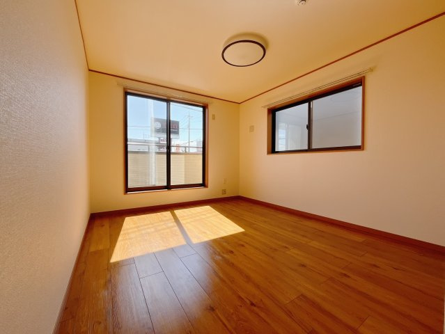 【中古戸建】本庄市東台5丁目の洋室|■2階洋室｜2階洋室には大きな窓をご用意しています。日中はあたたかな日差し差し込み自分時間も充実できますね＾＾