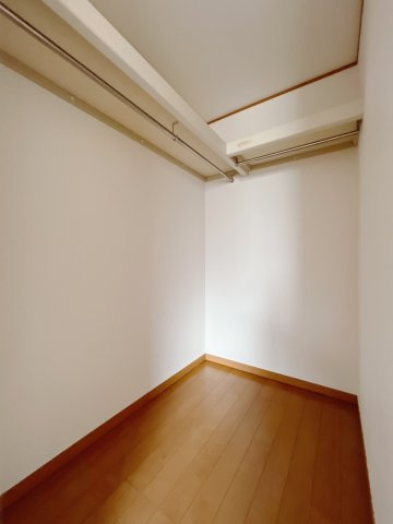 【中古戸建】本庄市東台5丁目の収納|■WIC｜お気に入りのお洋服もシワを作らずきれいに管理ができる夢のウォークインクローゼット！今お使いの収納ケースもスッポリそのまま収まる広さです♪
