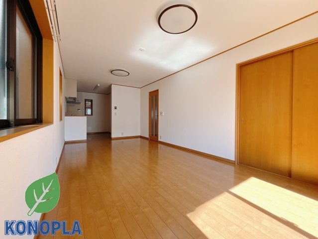 【中古戸建】本庄市東台5丁目の居間・リビング|■リビング｜木製で懐かしさのある家具やアンティーク調の小物に囲まれてレコードを流したり小説を読んだり…そんな心ときめく暮らしをしませんか？