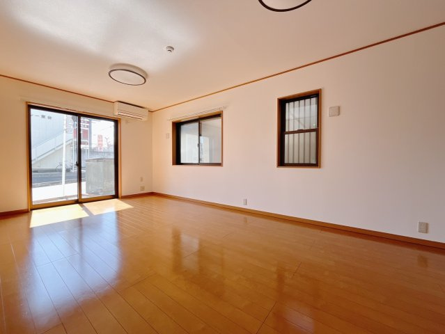 【中古戸建】本庄市東台5丁目の居間・リビング|■リビング｜大きい窓からあたたかいたっぷりの光が入ります♪開放的な空間で毎日をもっと快適に(*＾＾*)