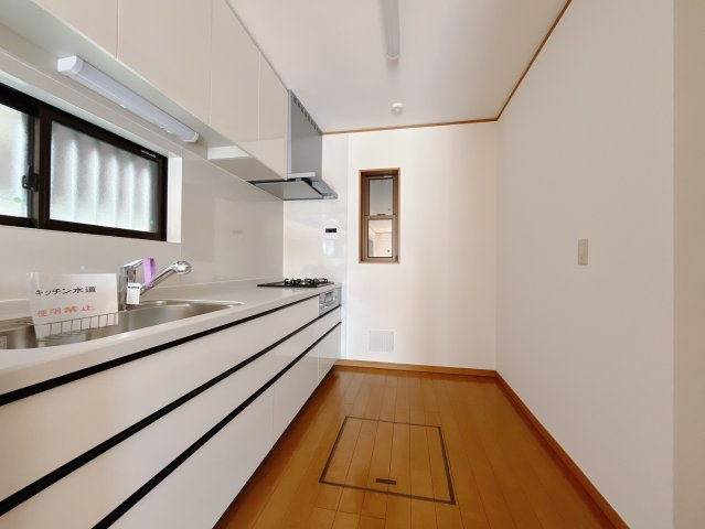 【中古戸建】本庄市東台5丁目のキッチン|■キッチン｜ワークトップの幅が広く、お子様といっしょにお料理をつくったり、ちょっとしたパーティーも楽しめます。フラットなのでお掃除がしやすいのもポイントです♪