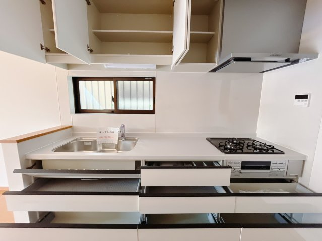 【中古戸建】本庄市東台5丁目のキッチン|■キッチン｜全スライド式収納キッチン♪お皿や鍋の出し入れもラクラクです（＾＾）！