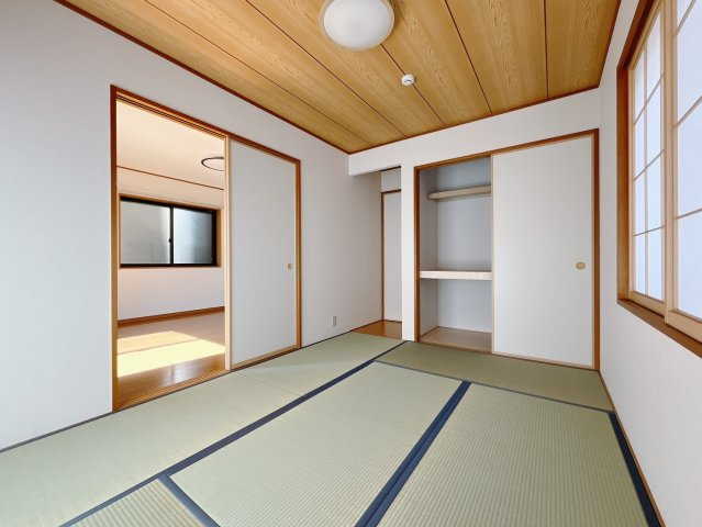 【中古戸建】本庄市東台5丁目の和室|■1階和室｜リビングと繋がっている和室は、お子様の様子を見守りながらお洗濯物を畳んだり、家事の合間のちょっとした休憩やのんびりお昼寝にも♪セカンドリビングとしてもお使いいただけます。