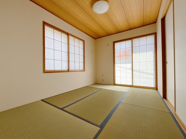 【中古戸建】本庄市東台5丁目の和室|■1階和室｜和室でしか味わえない畳ならではの香りや素材で和のやすらぎを感じてください♪休日はお子様とお昼寝するのにも最適です！
