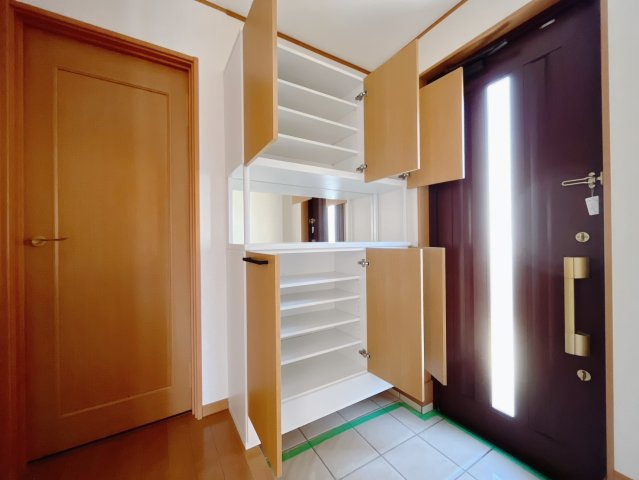 【中古戸建】本庄市東台5丁目の玄関|■玄関｜毎日の「いってらっしゃい」や「お帰りなさい」を大切なご家族と過ごす玄関は〈使いやすさ〉を追求しております。玄関横の物入は急な来客時でもさっとお片付けできるスペースを確保しています。