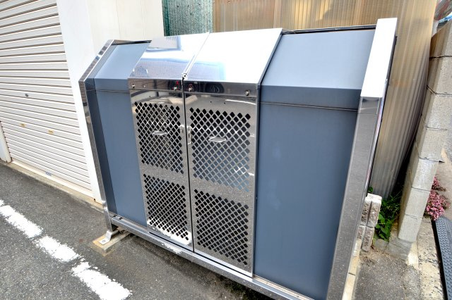 【その他共用部分】 | フォブールトロワ向井 | 敷地内にゴミ出しがございますので、ゴミ出しが楽です!
