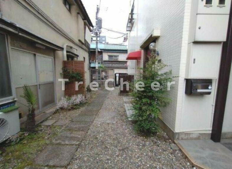 甲州ビルの庭
