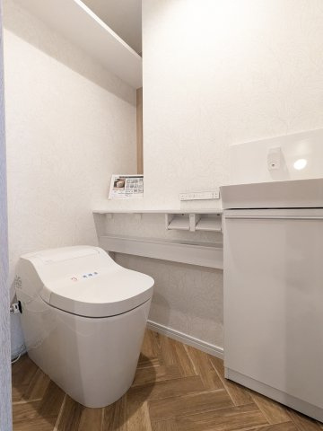 【トイレ】 | ロマネスク原第3 | トイレは人気の高機能パナソニック製アラウーノを採用。新品なので安心してお使いいただけます♪　温水洗浄便座、手洗い、トイレットペーパーなどが収納できる棚完備です♪