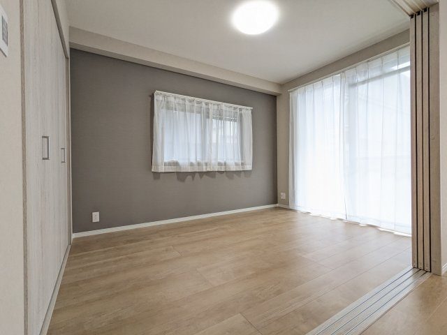 【洋室】 | ロマネスク原第3 | リビング横の６帖の洋室は、引き戸の開閉で生活スタイルに合わせてお使いいただけます♪