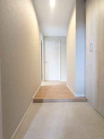 【玄関】 | ロマネスク原第3 | 廊下はＬ字タイプの設計です。リビングが丸見えにならないためプライバシー性に優れています♪