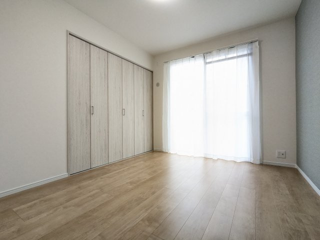 【洋室】 | ロマネスク原第3 | 各居室にたっぷり収納があるため、お部屋もすっきり片付きます♪