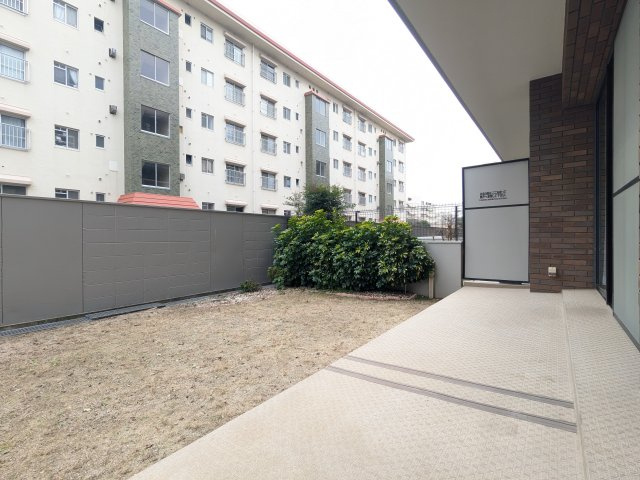 【バルコニー】 | ロマネスク原第3 | 専用テラス、専用庭はガーデニングやお子様の遊び場としてお使いいただけます♪