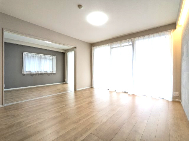 【居間・リビング】 | ロマネスク原第3 | 南向きのリビングは大型の掃き出し窓のため、暖かい日差しが注ぐくつろぎの空間です♪　