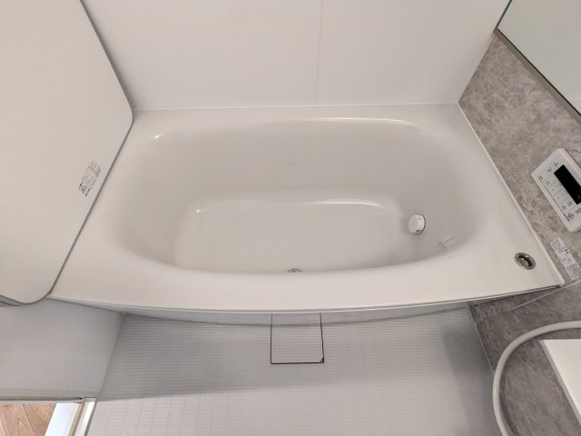 【浴室】 | ロマネスク原第3 | 浴槽はゆったりサイズ。流線型のかたちで使いやすいです♪　フラット仕様のふたは洗いやすく清潔さを保ちやすく、保温性が高いのが特徴です♪
