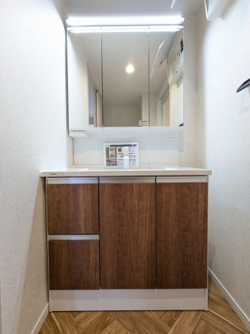【独立洗面台】 | ロマネスク原第3 | 洗面台もパナソニク製。身支度のしやすい３面鏡使用です♪　裏側は収納になっていて歯ブラシなどが収納でき、スッキリと片付きます♪