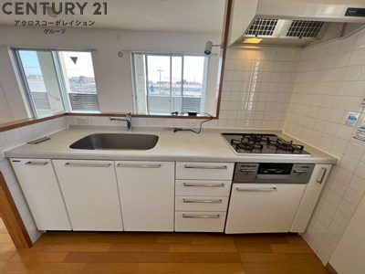 3口ガスコンロ付で機能的なキッチンです！
