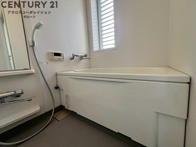シンプルなユニットバス☆窓付きで換気も楽々！
