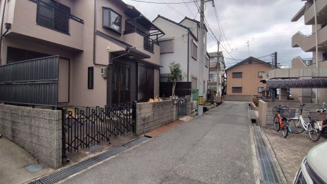 尼崎市武庫元町　中古戸建の前面道路含む現地写真