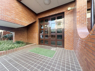 【エントランス】 | お客様を、そして住人を出迎えてくれるマンションのエントランス。ゴミが落ちていないことからも、管理状態の良さや住民の節度の高さが見て取れます。～即日のご見学可能～　お問合せはお気軽にどうぞ。