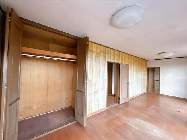 【寝室】 | つくば市栗原　中古戸建 | ベランダに面していて、たっぷり光りの入る明るい主寝室です！