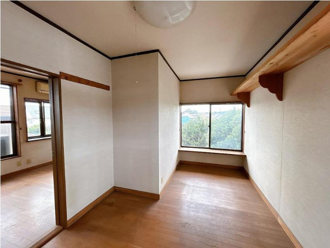 【洋室】 | つくば市栗原　中古戸建 | 2面彩光の明るい洋室！