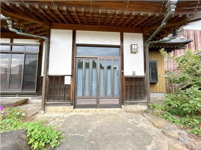 【玄関】 | つくば市栗原　中古戸建 | 毎日「行ってきます」「ただいま」をいう玄関は明るく光が差し込みます♪