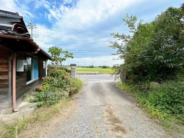 【前面道路含む現地写真】 | つくば市栗原　中古戸建 | 前面道路幅8.5ｍ☆車の出入りもラクラクできちゃいます(^^♪