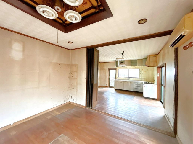 【居間・リビング】 | つくば市栗原　中古戸建 | 家族の集まるLDKは広々20.25帖！贅沢な空間を演出！