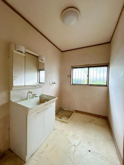 【独立洗面台】 | つくば市栗原　中古戸建 | 三面鏡の大きな鏡は憧れます(^^♪鏡の後ろは収納となっていて、細かいものでも収納できるのでスッキリと整理できます！