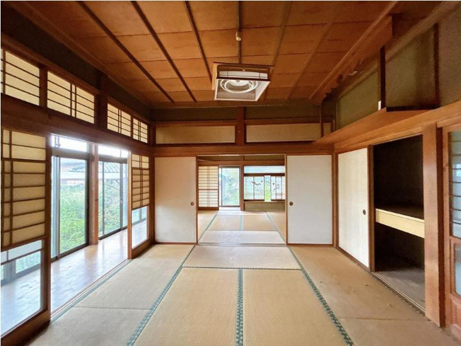 【和室】 | つくば市栗原　中古戸建 | 扉を閉じれば来客用のお部屋として！開いて広い空間を作れば、お子様の遊び部屋として使えます！