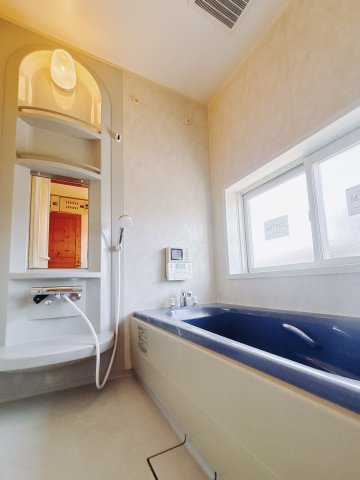 【中古戸建】桐生市相生町5丁目の浴室|■浴室｜デザイン性に優れた浴室♪1日の疲れを癒す、ゆったりとしたバスタイムをぜひお過ごしください(*＾＾*)大きな窓付きで嬉しい♪