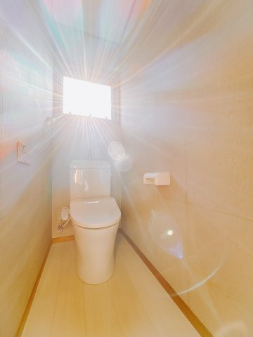 【中古戸建】桐生市相生町5丁目のトイレ|■トイレ｜暖かな日差しが差し込むトイレは落ち着く空間になります。