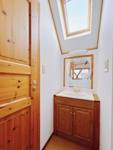 【中古戸建】桐生市相生町5丁目の独立洗面台|■独立洗面台｜2階にも独立洗面台がございます。朝の忙しい時間でも洗面が混む心配がなく、デザインもオシャレなので鏡の前に立つのがワクワクしますね♪