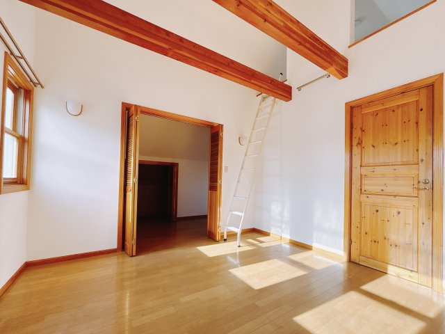 【中古戸建】桐生市相生町5丁目の洋室|■2階洋室｜ロフト付き2階の一室♪お勉強などに疲れたら気晴らしもできますね♪収納も大容量で、お部屋がいつでもスッキリ片付きます＊。