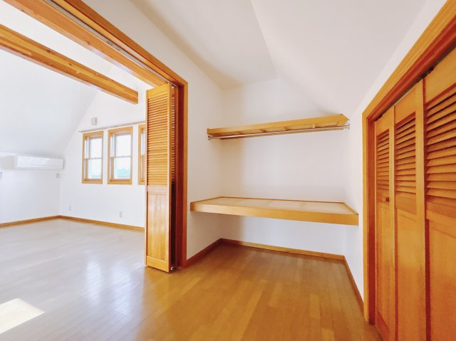 【中古戸建】桐生市相生町5丁目の収納|■WIC｜お洋服はもちろん、使う頻度の少ない家具や小物・場所を取りがちな旅行用のスーツケースなどもしまえます。また、厚手のコートをしまっても充分な広さを堪能できるプランです♪