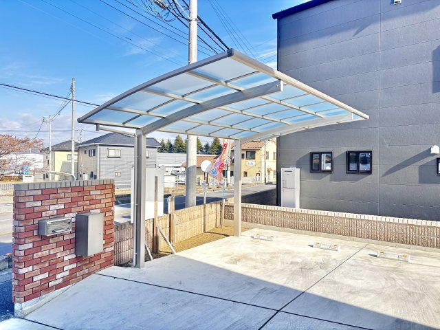 【中古戸建】桐生市相生町5丁目の駐車場|■駐車スペース｜カーポートは愛車を雨や雪、雹などから守ることができますね♪