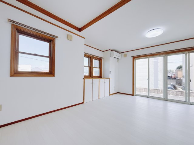 【中古戸建】桐生市相生町5丁目の居間・リビング|■リビング｜窓から射し込む陽射しが縦横に広がり、あたたかな空間が形づくられています。ここはご家族の笑顔集まる憩いの空間です( ＾＾ )