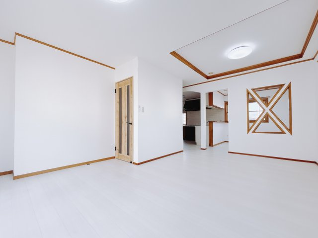 【中古戸建】桐生市相生町5丁目の居間・リビング|■リビング｜陽当たり良好のリビングダイニング♪賃貸では叶わなかった、お友達とのホームパーティや大音量で映画やテレビを楽しむことができます(*^^*)