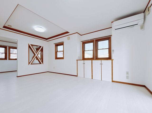 【中古戸建】桐生市相生町5丁目の居間・リビング|■リビング｜リビングには収納がございます。いつでもスッキリとした空間で過ごすことができますね。