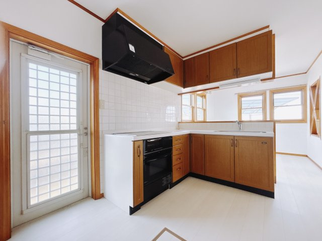 【中古戸建】桐生市相生町5丁目のキッチン|■キッチン｜お料理をしながら会話も弾むカウンターキッチン。出来上がったお料理をカウンター越しからお子様に運んでもらったりと、お手伝いも楽しくしてもらえることができます♪