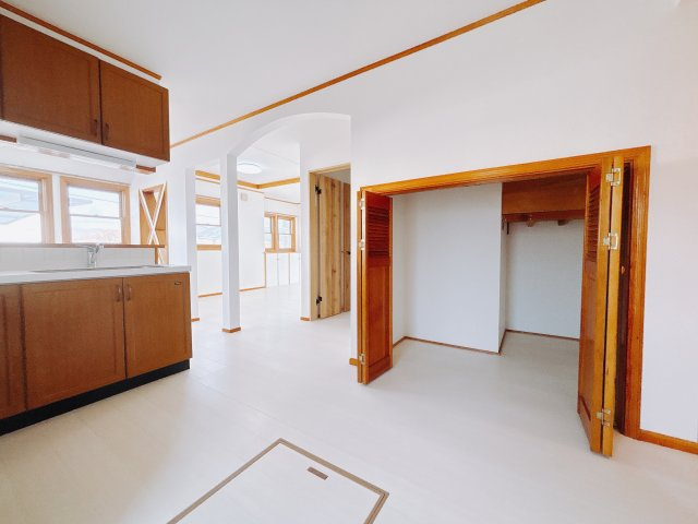 【中古戸建】桐生市相生町5丁目の収納|■パントリー｜何かと散らかりがちなキッチンにはパントリーが大活躍。食材や調味料などがストックでき、何がどこにあるかわかりやすいので、出し入れも便利ですね。